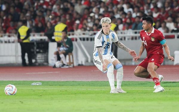 Momen Asnawi Mangkualam ditekel oleh Ganarcho pada laga FIFA Matchday Indonesia vs Argentina di SUGBK Senin (19/6) malam. (tangkapan layar RCTI)
