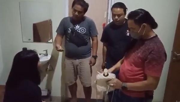 Penggerebekan Pangkalpinang Satgas TPPO Polda Babel menggerebek hotel di Pangkalpinang dan mengamankan tiga perempuan tanpa busana. (Foto: iNews.id/Haryanto)