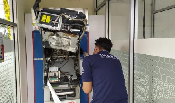 Mesin ATM dibobol Polisi melakukan olah TKP perusakan mesin ATM di kampus STIKES Panca Bhakti Pontianak di Jalan Arteri Supadio, Kubu Raya dirusak. (Foto : Humas Polri)