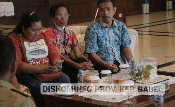 Orang Tua Napi Curhat Orang tua napi Lapas Bukit Semut, Sungailiat, Bangka curhat ke Penjabat Penjabat (Pj) Gubernur Kepulauan Bangka Belitung (Babel) Suganda Pandapotan Pasaribu, Selasa (20/6/2023). (Foto: Diskominfo Pemprov Kepulauan Babel)