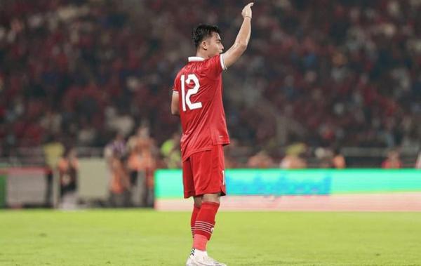 Pratama Arhan bersiap lempar bola Pratama Arhan bersiap melakukan lemparan bola ke arah gawang Argentina yang dikawal Emilio Martinez pada laga FIFA Matchday di SUGBK, Senin (19/6) malam. (foto IG @pratamaarhan8).