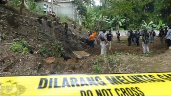 kuburan massal bayi di banyumas Polisi dan warga menggali lahan ditemukannya empat tulang belulang kerangka bayi di pekarangan warga Kelurahan Tanjung, Kecamatan Purwokerto Selatan, Kabupaten Banyumas, Jawa Tengah. (Foto: iNews/Saladin Ayyubi)