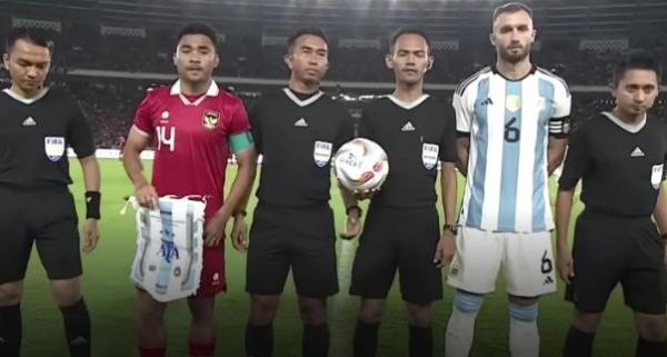 Wasit Malaysia Indonesia vs Argentina Wasit Malaysia menjadi pengadil pada laga Indonesia vs Argentina di SUGBK, Jakarta, pada Senin (19/6) lalu. (Foto: Instagram/@famalaysia)