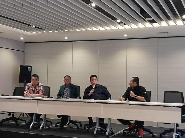 Erick Thohir Indonesia vs Argentina Ketum PSSI, Erick Thohir (kedua dari kanan) menegaskan pihaknya akan menjatuhkan sanksi berat bagi fans yang masuk ke lapangan saat Indonesia vs Argentina pada Senin (19/6/2023) lalu. (Foto: MPI/Andri Bagus Syaeful)
