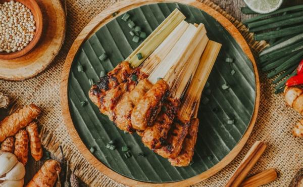 Sate Lilit Sate Lilit salah satu menu di Warung Nasi Ayam Kedewatan Ibu Mangku (Foto: Instagram: @nasiayamkedewatan)