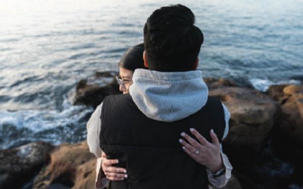 Pebulu tangkis Anthony Sinisuka Ginting melamar kekasih hatinya Mitzi Abigail. (Foto: Instagram @sinisukanthony)