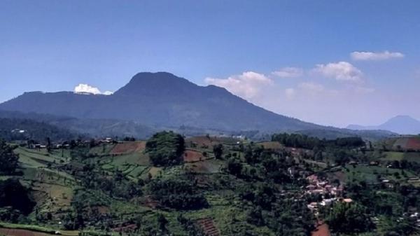 GUNUNG MANGLAYANG Gunung Manglayang, Kabupaten Bandung. (FOTO: istimewa)