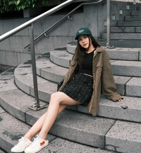 Jessica Mila1 Outfit liburan dengan fashion warna-warni.