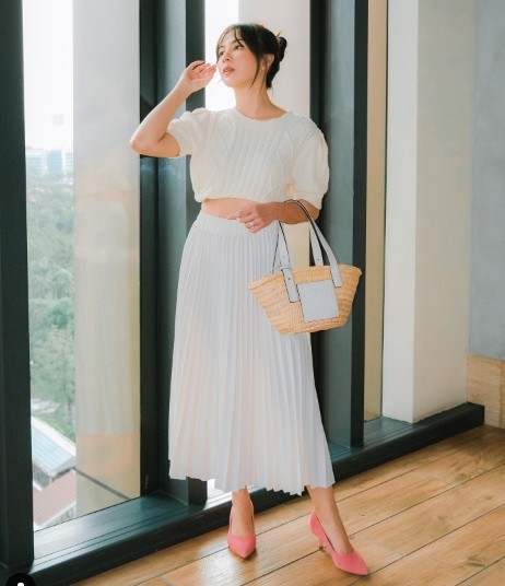 Jessica Mila2 Outfit liburan dengan fashion warna-warni.
