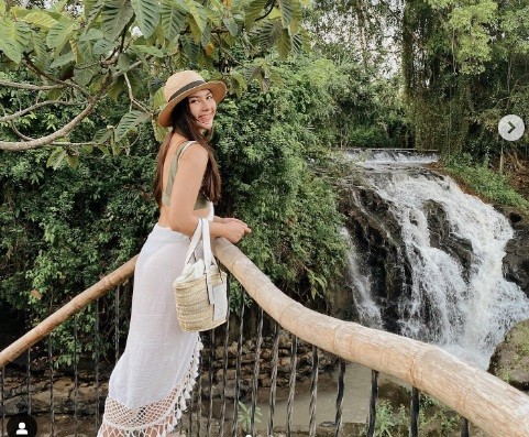 Jessica Mila3 Outfit liburan dengan fashion warna-warni.