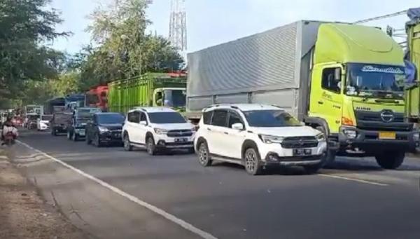 Macet Pelabuhan Gilimanuk Antrean kemacetan menuju Pelabuhan Gilimanuk mengular sepanjang 3 Km hingga ke Taman Nasional Bali Barat. (Foto: Nyoman Sudika)