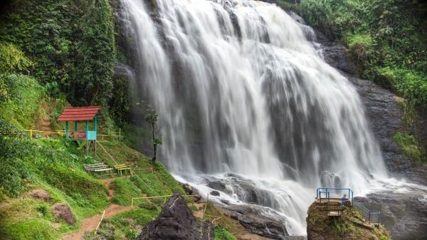 Curug Cikondang. (Foto: disparbud.jabarprov.go.id)
