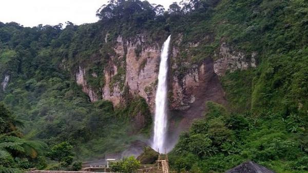  Curug Ngebul menawarkan sensasi wisata di tepi air terjun. (Foto: Antara)