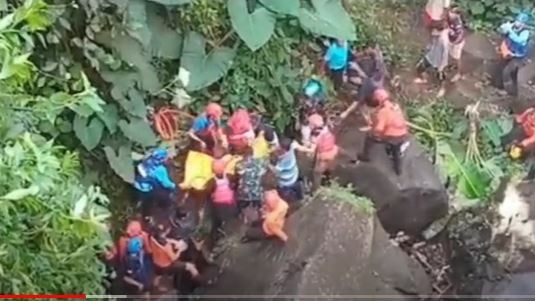 Tim SAR gabungan mengevakuasi korban kecelakaan di jalan raya Ajibarang-Cilongok, Desa Lesmana Grumbul Munggangsari, Kecamatan Ajibarang, Kabupaten Banyumas. (Saladin Ayyubi)