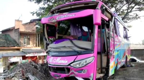 Kecelakaan pringsewu-1 Kecelakaan maut terjadi antara bus dengan mobil Daihatsu Grandmax di Pringsewu, Lampung. (Indra Siregar/MNC Portal)