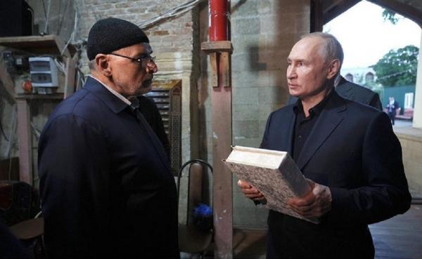 Putin Peluk Alquran 2 Momen saat Presiden Rusia Vladimir Putin menerima mushaf Alquran dari komunitas Muslim Dagestan, Rabu (28/6/2023). (Foto: Kremlin)