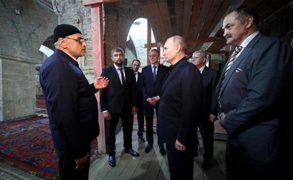 Putin Peluk Alquran 3 Presiden Rusia Vladimir Putin berbincang dengan pemuka agama Islam di Republik Dagestan, Rabu (28/6/2023). (Foto: Kremlin)