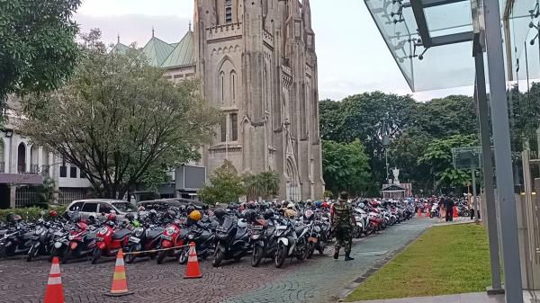 Salat Idul Adha Istiqlal Katedral 2 Ribuan kendaraan jemaah Salat Idul Adha terparkir di halaman Gereja Katedral, Jakarta, Kamis (29/6/2023). (Foto: MPI/Bachtiar Rojab)