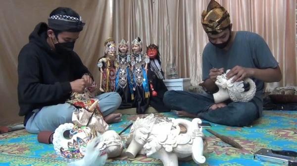 EGI PERAJIN WAYANG GOLEK1 Egi dibantu kerabatnya menyelesaikan pesanan wayang golek. (FOTO: iNews/YUWONO WAHYU)