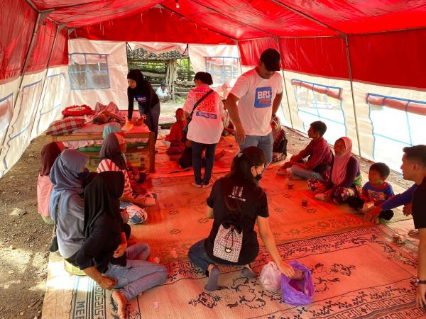 BRI Gempa Bantul Insan BRIlian bahu-membahu menyalurkan bantuan kepada warga terdampak gempa Bantul di DIY di tenda darurat mereka, Sabtu (1/7/2023). (Foto: Dok. BRI)
