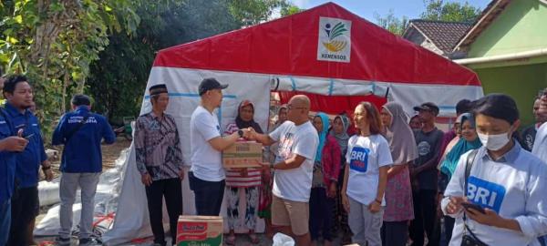 BRI Gempa Bantul 3 Penyerahan bantuan darurat dari BRI Peduli kepada warta Desa Waringinkurung Kecamatan Semanu, Gunung Kidul, DIY, Sabtu (1/7/2023). Desa itu termasuk derah yang paling terkena dampak gempa. (Foto: Dok. BRI)