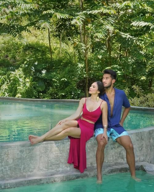  Potret mesra Wulan Guritno dan Sabda Ahessa. (foto: Instagram)
