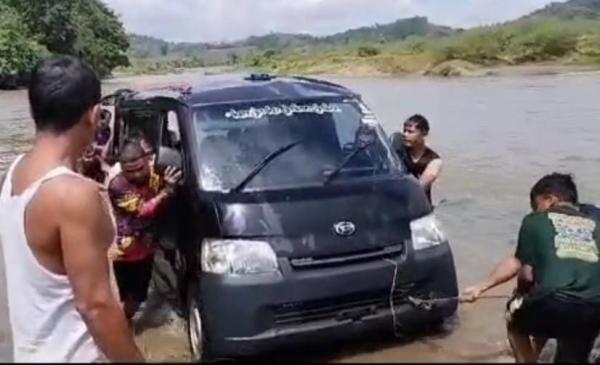 Mobil Terjun Ke Sungai 3