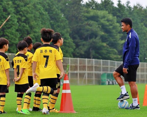 asnawi Jeonnam Dragons menggelar coaching clinic sepak bola kepada anak-anak. Pemain Indonesia yang merumput di Jeonnam Asnawi Mangkualam jadi instruktur pada cara tersebut. (foto: instagram/jeonnamdragons_fc)