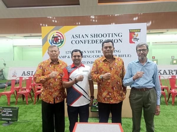 Ketum Perbakin, Joni Supriyanto (ketiga dari kiri) menyebut atlet dan pelatih Indonesia merasakan manfaat dari mengikuti pelatihan 12th Asian Youth Training Camp & Coaching Course 2023 (Air Rifle). (Foto: MPI/Andhika K huda)