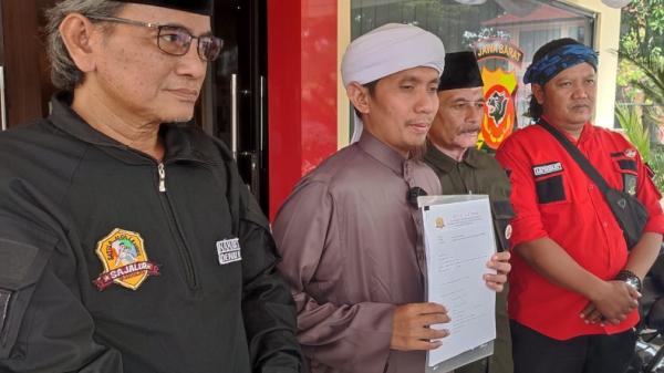 Perwakilan ulama, kiai, dan tokoh masyarakat Tasikmalaya resmi melaporkan Panji Gumilang, pimpinan Ponpes Al-Zaytun ke Polda Jabar. (FOTO: ISTIMEWA)