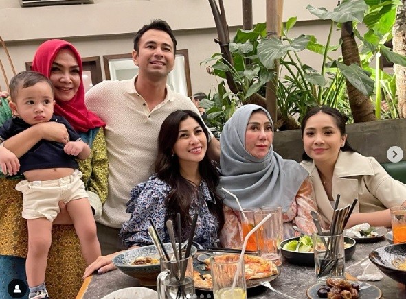 Potret artis dan mertua seperti anak dan ibu kandung. (Foto: Instagram)