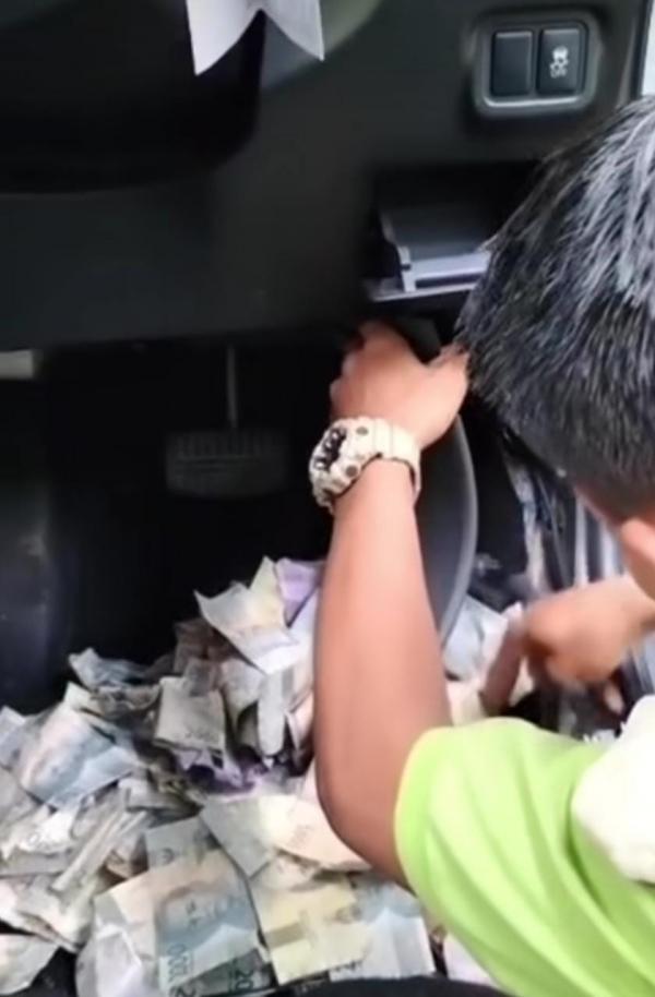 Tumpukan Uang Di Dashboard Mobil 1