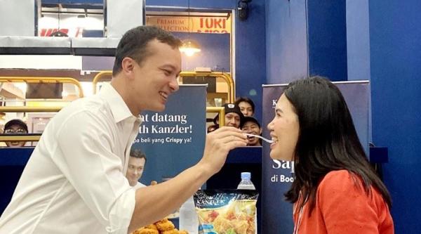 Nicholas Saputra menyuapi seorang perempuan di PRJ. (foto: istimewa)