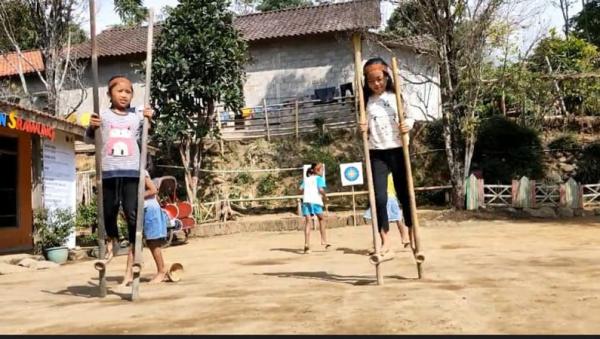 anal-anak egrangSejarah Permainan Tradisional Egrang, Ada dari Zaman Belanda, Hits di Era 90-an (foto: iNews/Tata Rahmanta) Sejarah Permainan Tradisional Egrang, Ada dari Zaman Belanda, Hits di Era 90-an (foto: iNews/Tata Rahmanta)