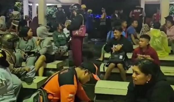 Evakuasi Warga Evakuasi puluhan warga di bantaran Tukad Unda yang meluap Kamis (6/7/2023) malam. (Foto: I Gede Juli Arsana)