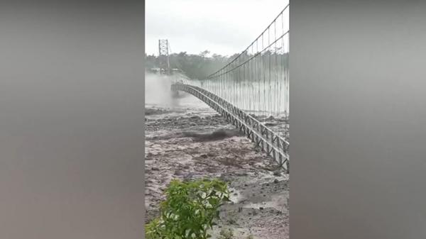 Jembatan diterjang banjir Banjir bandang lahar dingin Gunung Semeru menerjang sejumlah daerah aliran sungai. Akibatnya, dua jembatan putus karena diterjang banjir (Yayan Nugroho/MNC Portal)