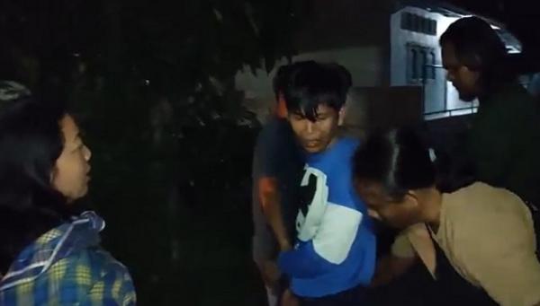 Maling Handphone Nangis Dio (20) maling handphone menangis saat ditangkap polisi. (Foto: Haryanto)