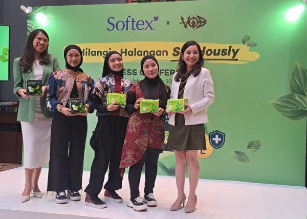 Senior Brand Group Manager Feminine Care Softex Riski Sutedjo bersama VOB dan dr. Astrid Teressa Sp.KK. (Foto: dok Okezone/Agustina Wulandari)