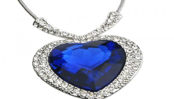 kalung termahal 2 Salah satu kalung termahal di dunia, The Heart of the Ocean. Foto: FinancesOnline