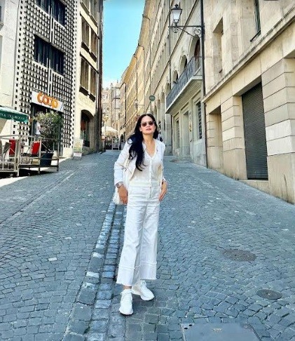 Donna Harun Gaya Artis 50 tahun lebih saat liburan. (foto: instagram)