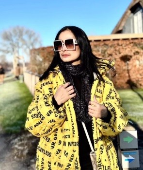 Iis Dahlia Gaya Artis 50 tahun lebih saat liburan. (foto: instagram)