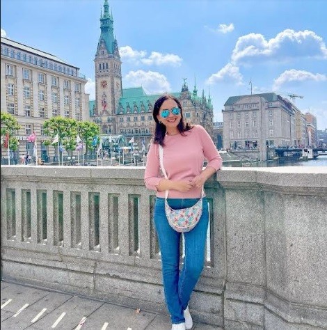 Ira Wibowo Gaya Artis 50 tahun lebih saat liburan. (foto: instagram)