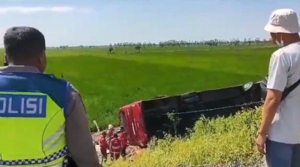 Kecelakaan maut bus terguling di Tol Pejagan-Pemalang tewaskan satu orang dan melukai puluhan lainnya. (Foto: Suryono Sukarno)