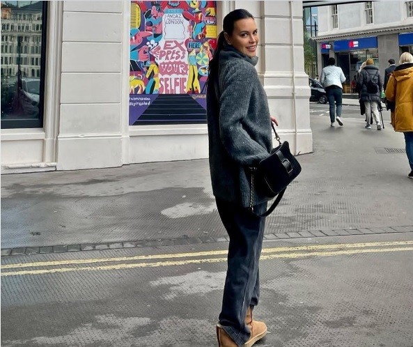 Sophia Latjuba Gaya Artis 50 tahun lebih saat liburan. (foto: instagram)