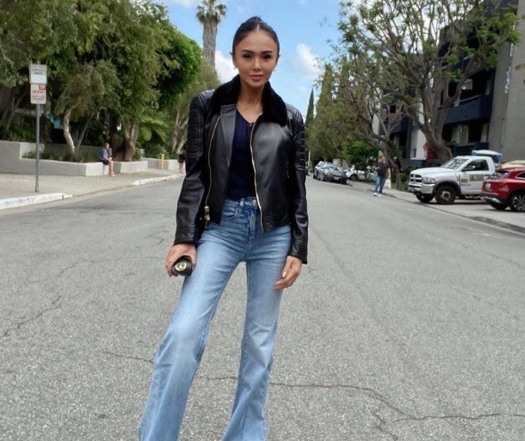 Yuni Shara Gaya Artis 50 tahun lebih saat liburan. (foto: instagram)