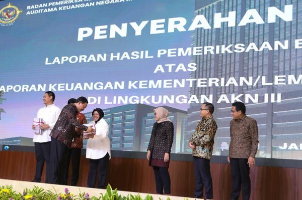 Mensos Risma terima LHP Mensos Risma saat menerima LHP. (Foto: dok Kemensos)