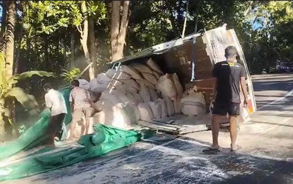 truk terguling pacitan Kondiri truk usai terguling di tanjakan Pacitan. (Ahmad Subekhi).