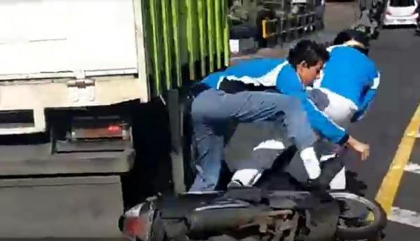 Hindari Razia 2 Pelajar menghindari razia polisi nyaris terlindas truk di Karangasem, Bali. (Foto: Yunda Ariesta)