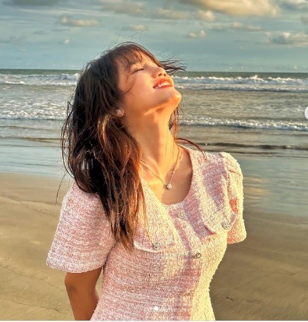 Fuji Intip potret cantik Fuji berpose di pinggir pantai
