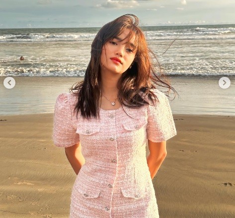 Fuji1 Intip potret cantik Fuji berpose di pinggir pantai